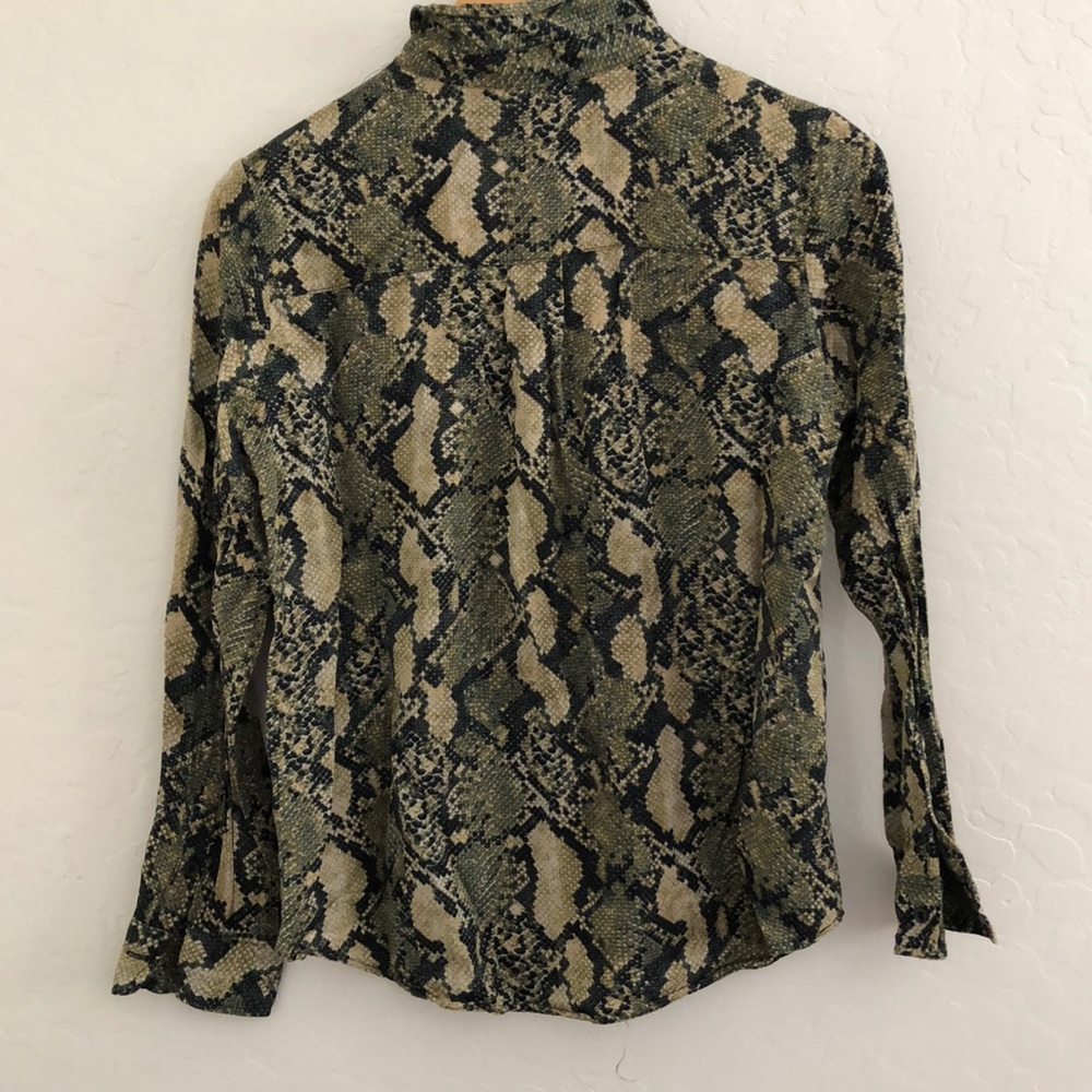 Snake print button down top - Picture 5 of 6